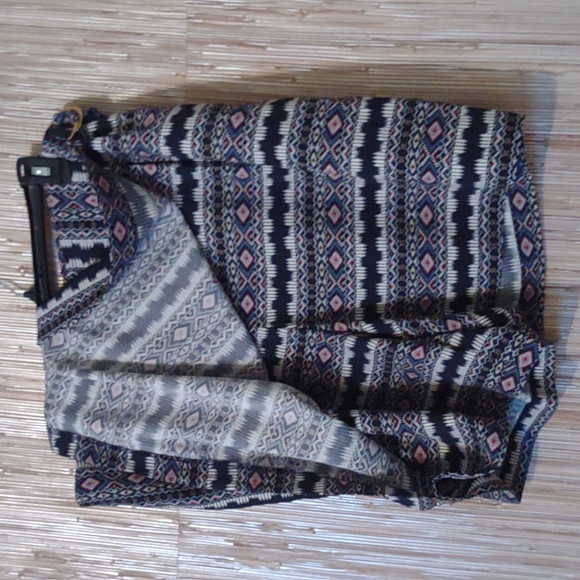 Wrap around style skirt/skort. W22-24. Cute and slimming. Knee length. Pockets - Picture 4 of 5